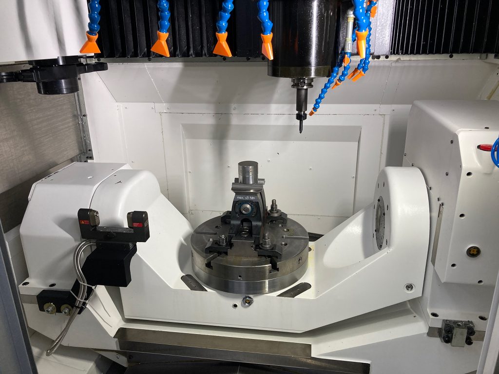 GENOS M460V-5AX cu masă de lucru Trunnion - prelucrare cnc în 5 axe simultan